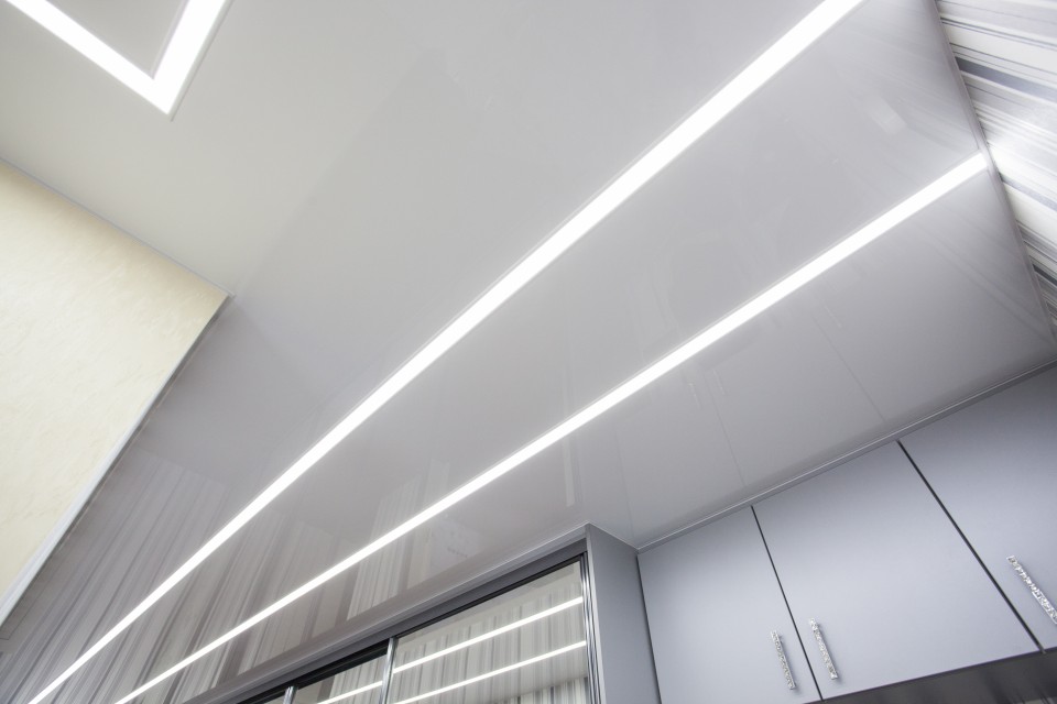 Заказать световые потолки с линией света в г. Щёлкино